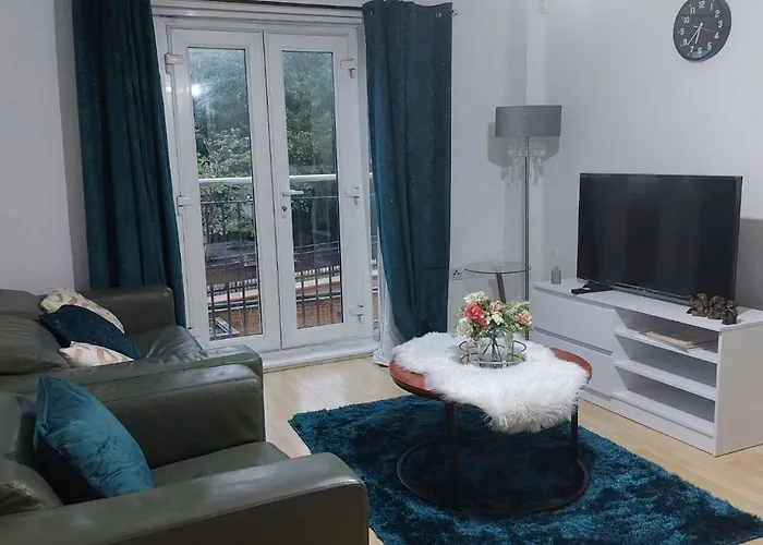 2 Bedroom 2 Bathroom Free Parking Nearby